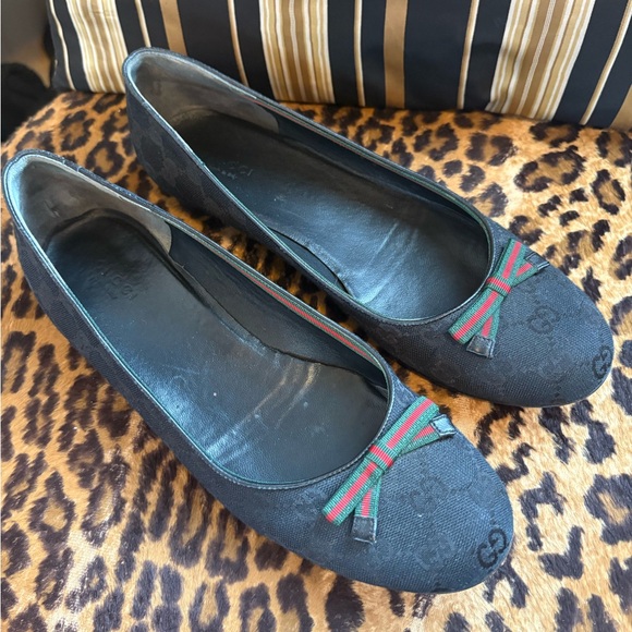 Gucci Black Ballet Flats with Red and Green Accents - Picture 1 of 4